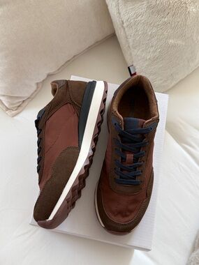 BRAND NEW Cushionaire Kicks Runner Sneakers in shade brown navy size 7